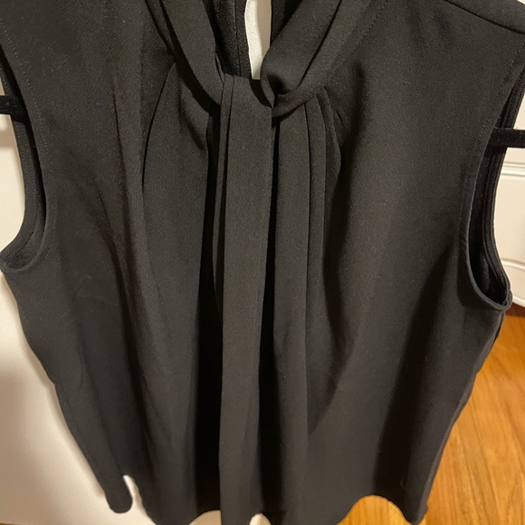 ⭐️ NWOT - Ann Taylor High Neck Draped Shell - SIZE XS - Picture 2 of 5
